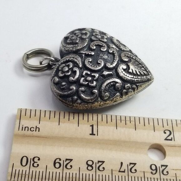 Vintage Floral Patter Silver Tone Heart Shape Pendant, Estate - Picture 5 of 6